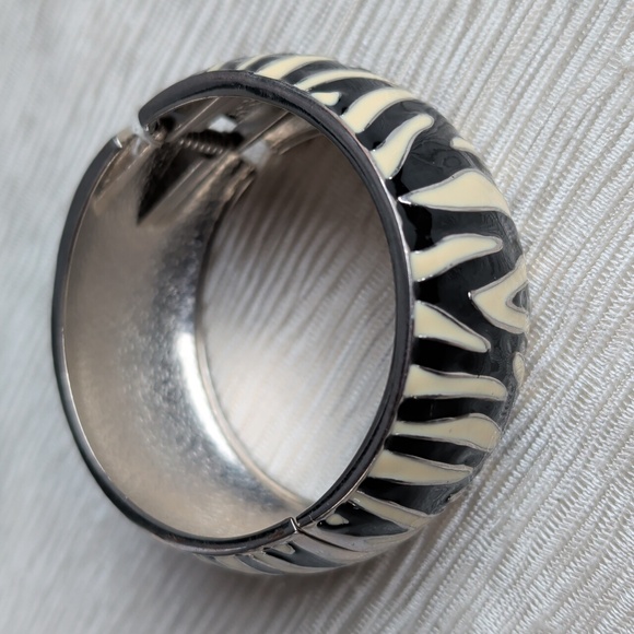 vintage zebra print hinged clamper bangle bracelet featuring enamel details - Picture 2 of 5
